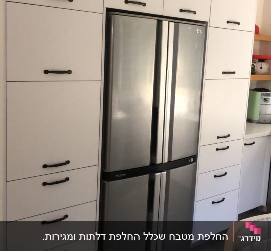 ארונות מטבח לבנים עם ידיות שחורות